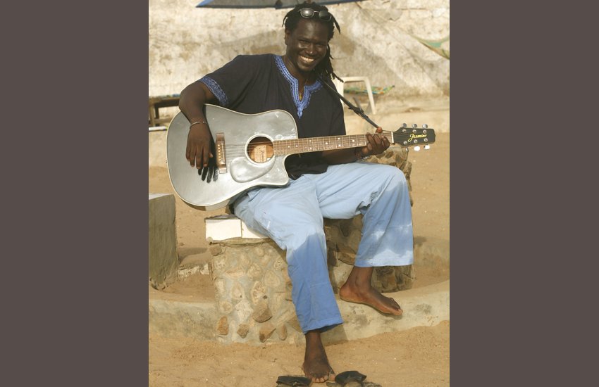 Metzo en shooting photo à la Plage de l’Hôtel Cap Ouest Dakar/ Photo :  S. V. D. P.