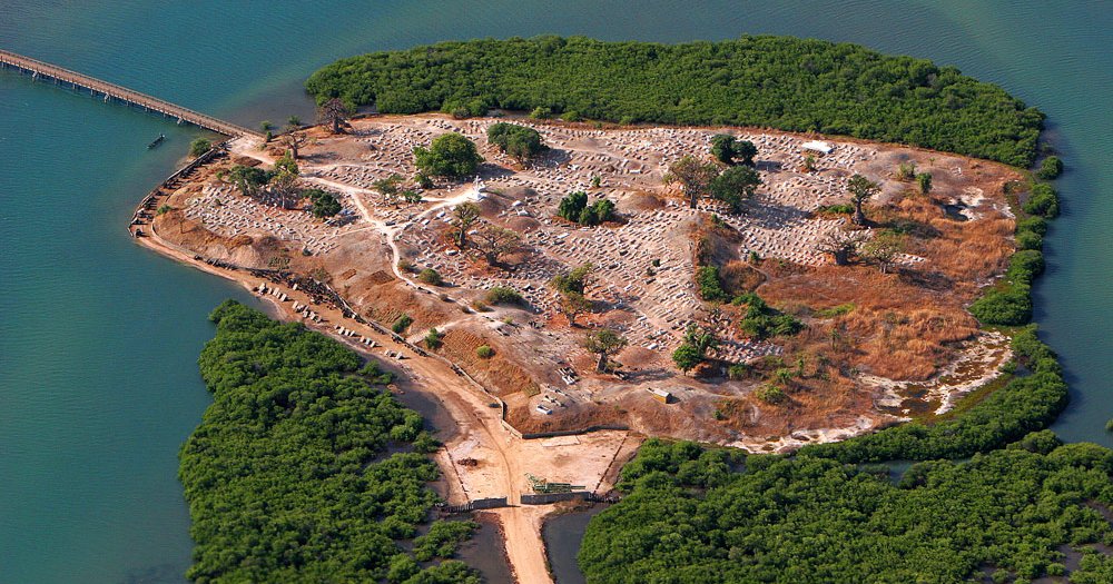 Joal-Fadiouth : quand chrétiens et musulmans partagent le même cimetière sur une île de coquillages