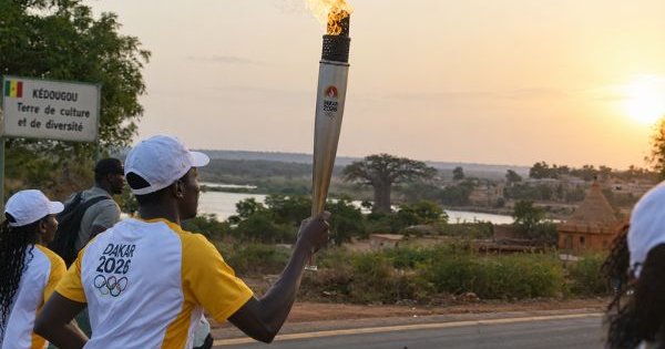 La flamme des JOJ traverse le Sénégal : 14 régions, 3 650 km et autant de (…)