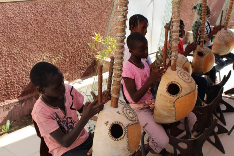 Enfants jouant de la kora
